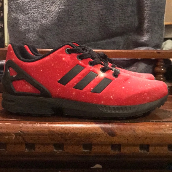 Red, star-themed Adidas sneakers - Picture 2 of 4